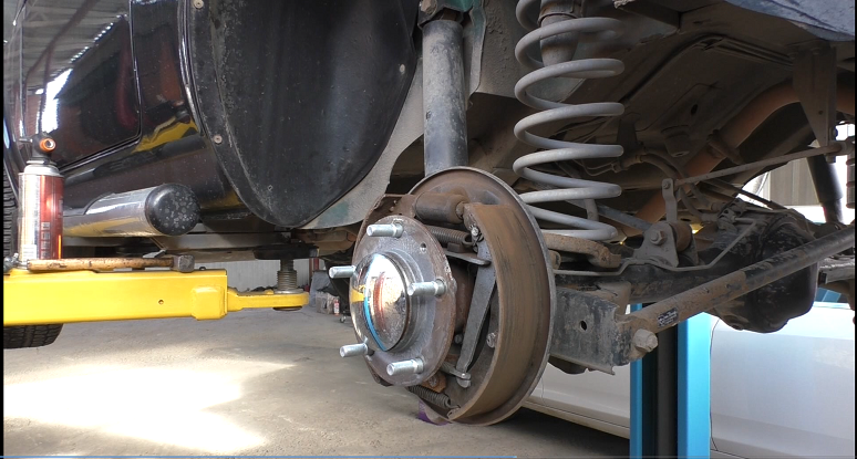 Замена шпилек задних колес на НИВА 21214 NIVA 4x4  2012 года