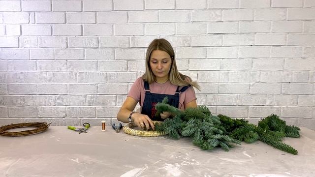 Новогодний венок своими руками на дверь или на стол #школадекора #diy