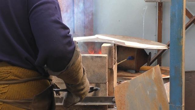 Плавка латуни в домашних условиях / Casting metal parts at home (Brass) смотреть онлайн