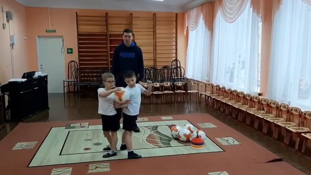 Мастер класс для родителей Упражнения с большим футбольным мячом смотреть онлайн
