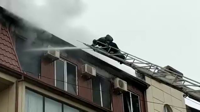 Сотрудники МЧС ликвидировали пожар в четырехэтажном здании в Махачкале