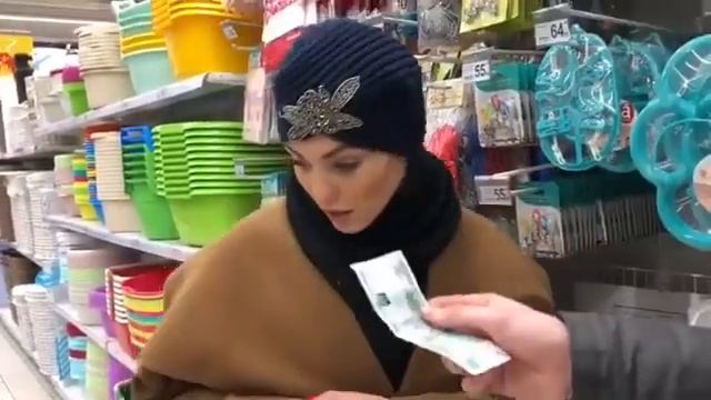 Что ей эта тысяча ваша? Нелли Александровна сама раздаёт 1000 рублей за смешной комментарий? смотреть онлайн