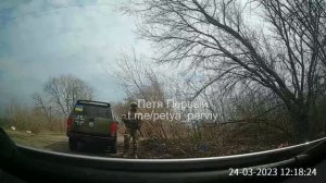 ВСУ остановили машину с женщиной и ребенком...