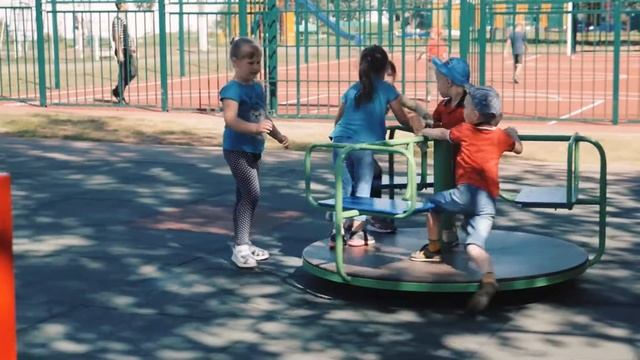 К Дню города открываются обновлённые комплексные площадки во дворах смотреть онлайн