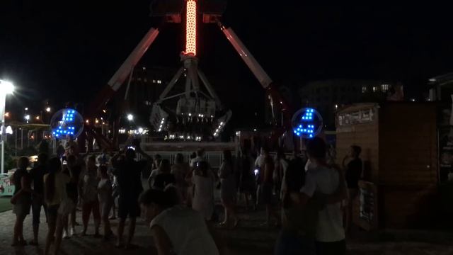 Ночная жизнь Геленджика. Парк аттракционов. Июнь-2019г. смотреть онлайн