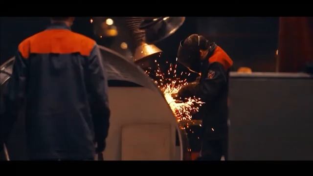 Процесс сварки трубы в ближнем ракурсе