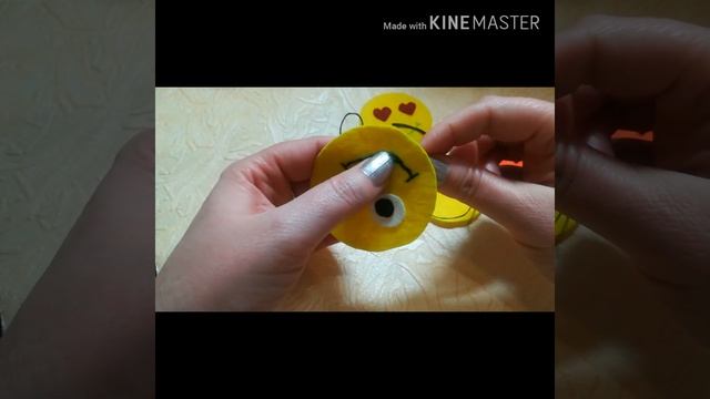 Брелок Смайлик из фетра смотреть онлайн