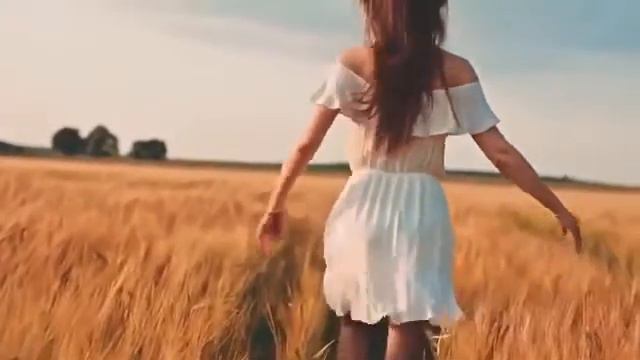 Девушка бежит по полю пшеница, музыка смотреть онлайн