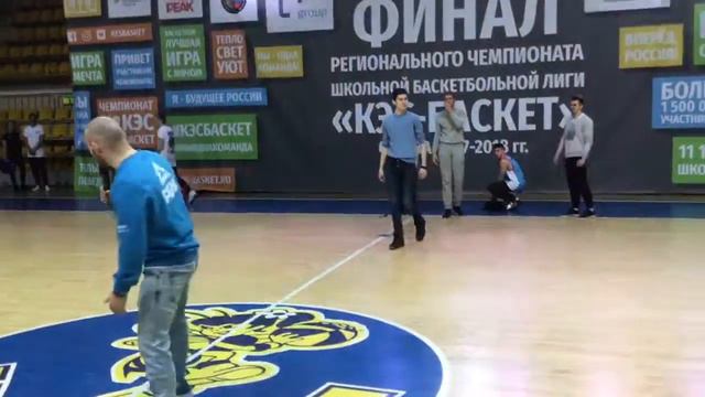 ТОЧНЫЙ бросок с СЕРЕДИНЫ площадки 🏀🏀🏀 смотреть онлайн