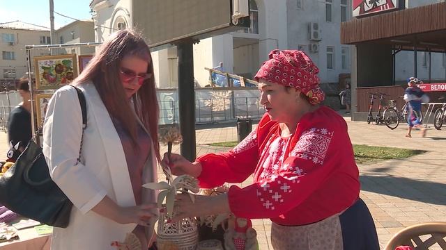 Масштабный флешмоб прошел на Театральной площади курорта смотреть онлайн