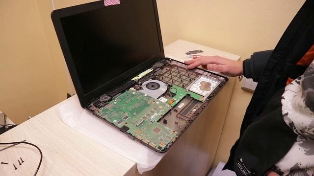 Два колхозника вскрывают ноутбук Asus x541uv для апгрейда, но у ... смотреть онлайн