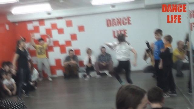 Батлы среди учеников школы танцев Dance Life. Dance Battle. Break-dance / Hip-hop / Dancehall смотреть онлайн