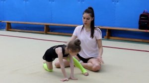 Разминка 5-ти летней гимнастки - 2. Растяжка, шпагаты и лягушка. Тянусь через боль.