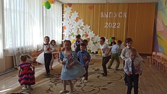 Выпускники разновозрастной группы танцуют танец "Бульба-данс" смотреть онлайн