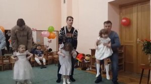 Маленькая дочка. Танец маленьких принцесс с папами.