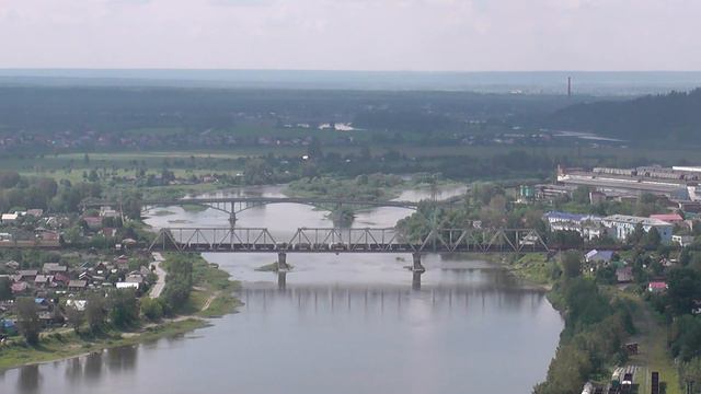 Электровоз ВЛ11-174 с грузовым поездом пересекает реку Чусовую смотреть онлайн