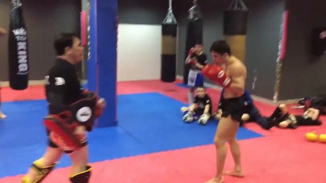 Phayao Muay Thai gym Тайский бокс с Паяо Краджангратом работа на падах смотреть онлайн