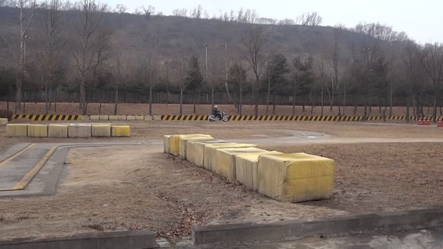 Экзамен по вождению мотоцикла в Корее смотреть онлайн