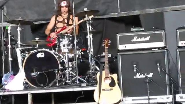 Pain In The Grass 2009: Steel Panther Satchel guitar solo with drums!!! смотреть онлайн