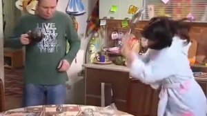 Воронины, Вера бьет орешки с сахаром сковородкой