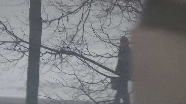 Добрый человек кормит снег смотреть онлайн