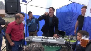 Цыган Забар исполняет песню И уже плывут дома по асфальтовой волне.....