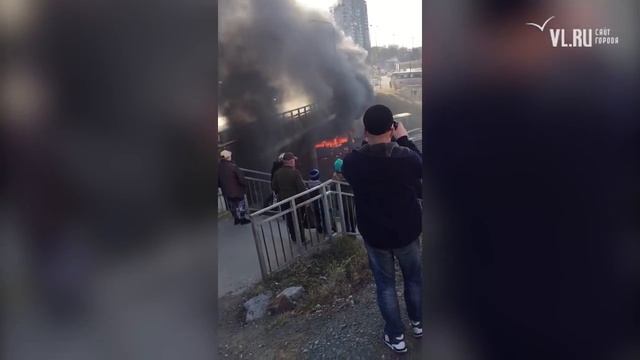 VL.ru - На Окатовой горит автобус смотреть онлайн