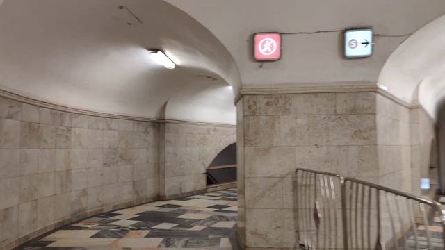 #Метро Киевская Кольцевой линии Переход с эскалатором на #metro Киевская Арбатско-Покровской линии смотреть онлайн
