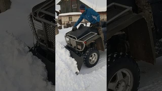 Чистка снега самоденьным квадроциклом. смотреть онлайн