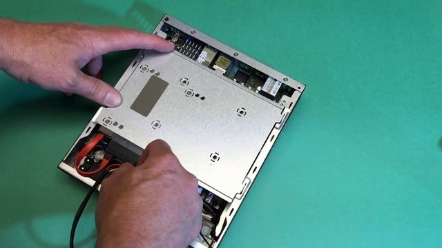 Supermicro SYS-E300-8D and E200-8D SuperServers weighed, measured, 2.5" Micron M510DC SSD installed смотреть онлайн
