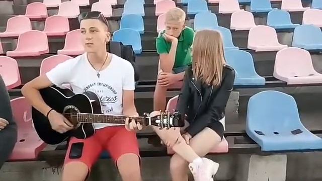 Парень с Девушкой спели Под Гитару смотреть онлайн