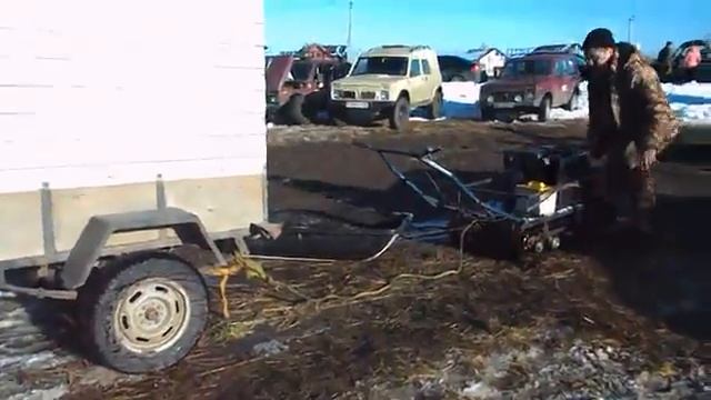 Буксировщик тянет ниву с прицепом смотреть онлайн