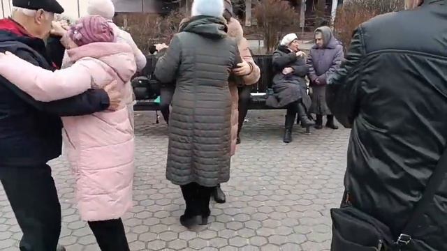 Танцы, песни под гармонь. Гомель, парк. смотреть онлайн