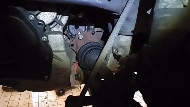 VW GOLF MK 5 WYMIANA PÓŁOSI DRIVE SHAFT REPLACEMENT смотреть онлайн