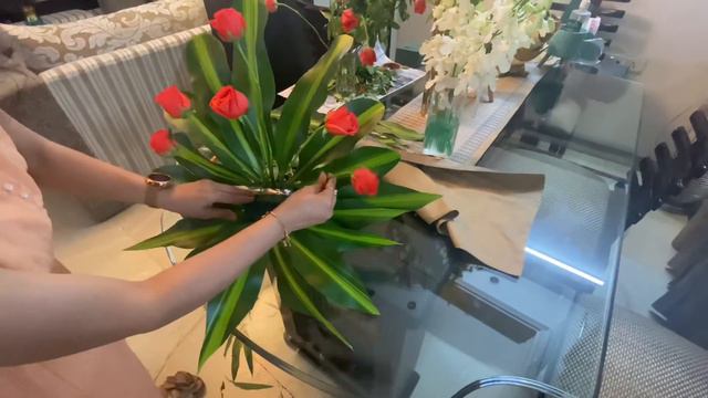DIY | How to make flower bouquet with Lilly/Orchid for Birthday | Rose | Symmetrical Arrangement смотреть онлайн