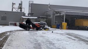 Садовый трактор Husqvarna TC238TX с блокировкой дифференциала и щеткой для уборки снега..mp4