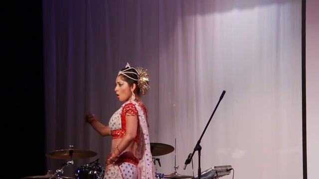 Apsara aali ..Dance performance by Sonali Kulkarni in London смотреть онлайн
