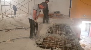 Демонтаж бетонной плиты пневмо отбойными молотками