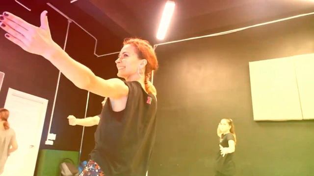 Танцевальный фитнес Зумба в ALPHA DANCE смотреть онлайн