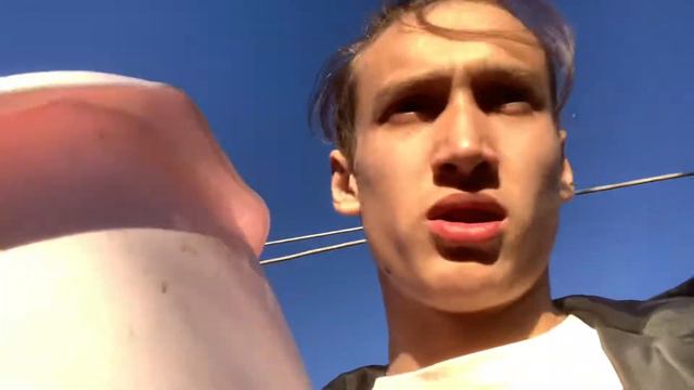 Сема бро идет собирать ранетку в тазик