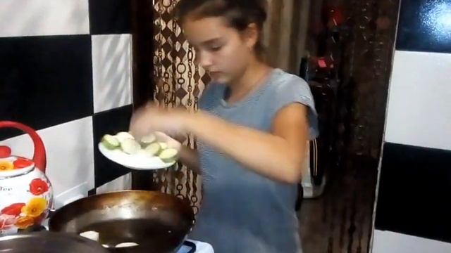 Готовим пюре с куриными крылышками!! Вкусно полезно смотреть онлайн