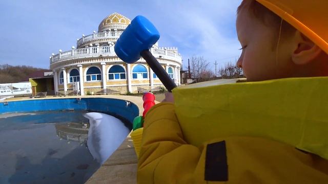 Лёва и Папа весело играют с пластмассовым конструктором, машинкой и динозавром смотреть онлайн