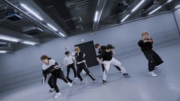 Stray Kids - "FREEZE" Dance Practice Mirrored [4K]