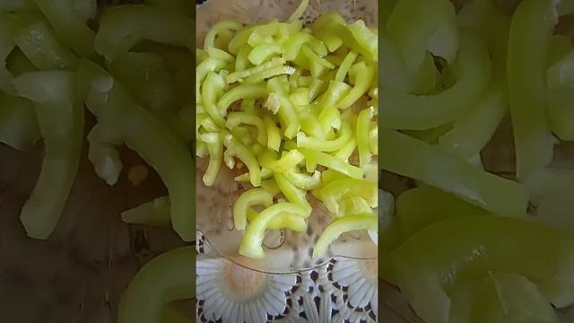 И снова пицца! Начинка из овощей и куриной грудки! Объеденье)