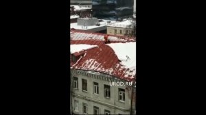 Рабочий сорвался с крыши во время чистки снега в Москве 01 02 2019