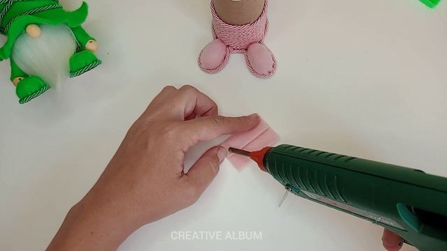 Tutorial on how to make a gnome out of a toilet paper roll and felt. смотреть онлайн