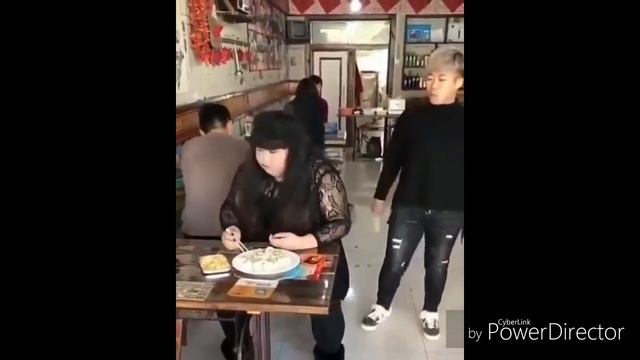 Мужика побили не за что, но зато хорошо поели!!! смотреть онлайн