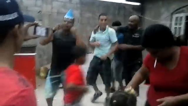 os dançarinos da musica da linguiça do suburbano смотреть онлайн