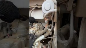 Слив гидравлического масла и Демонтаж основного гидравлического насоса на экскаваторе.