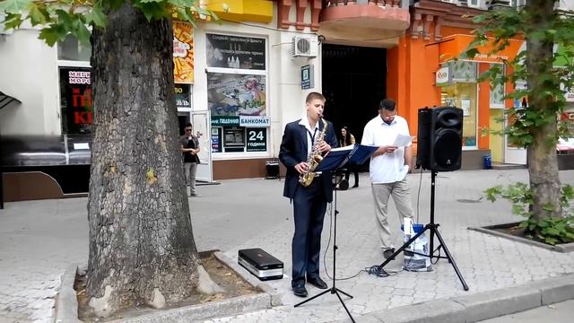 Музыкант саксофонист на Советской г.Николаев в Каштановом сквере смотреть онлайн